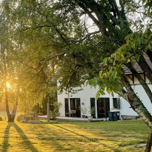 Vakantiewoning in gerenoveerde boerderij met Franse luiken bij zonsopkomst