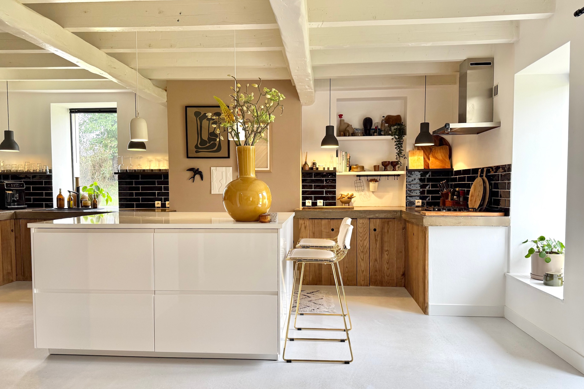 Gerenoveerde keuken met natuurlijke materialen, hout, beton, staal