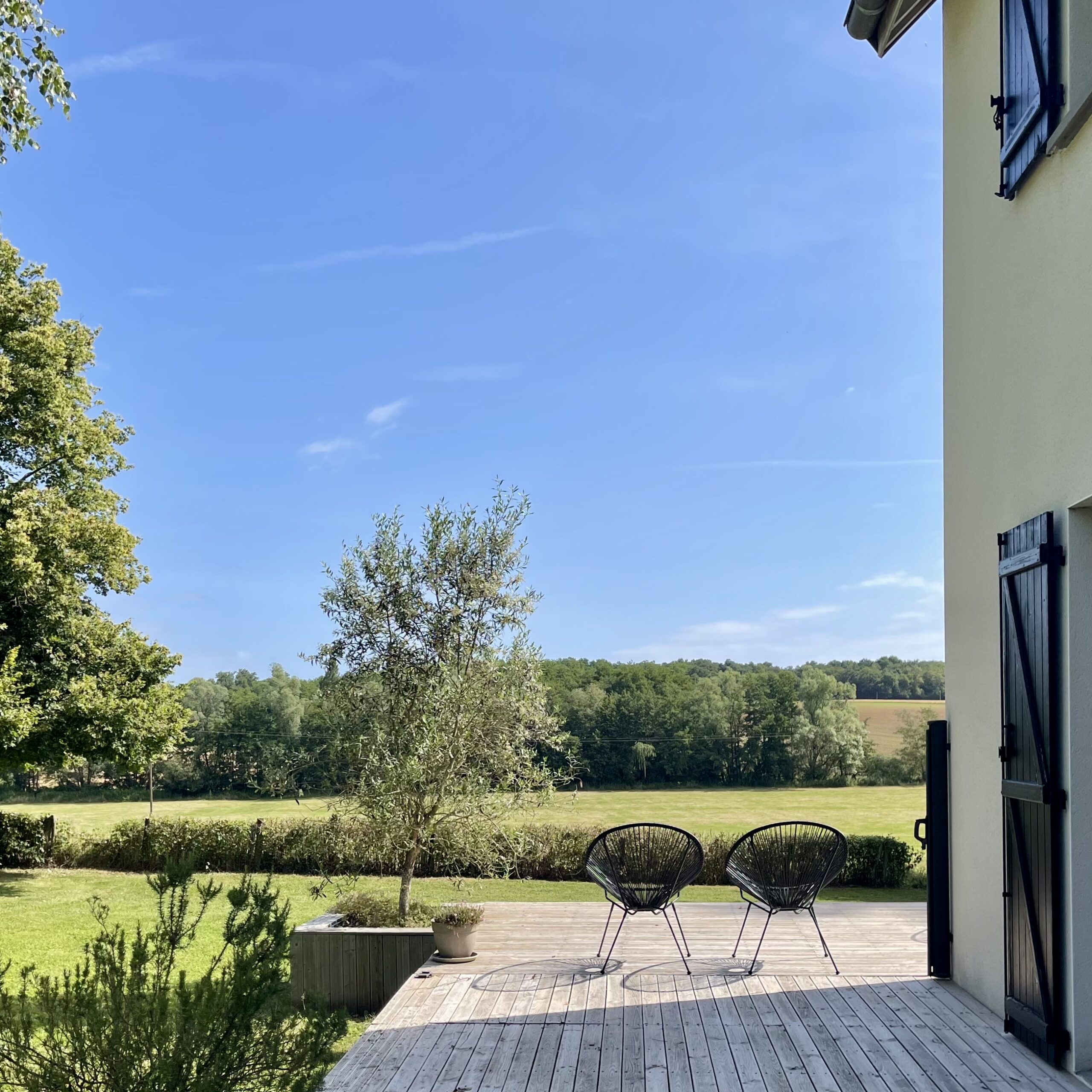 2 Copacabana stoelen zwart op houten terras met uitzicht op het Franse platteland