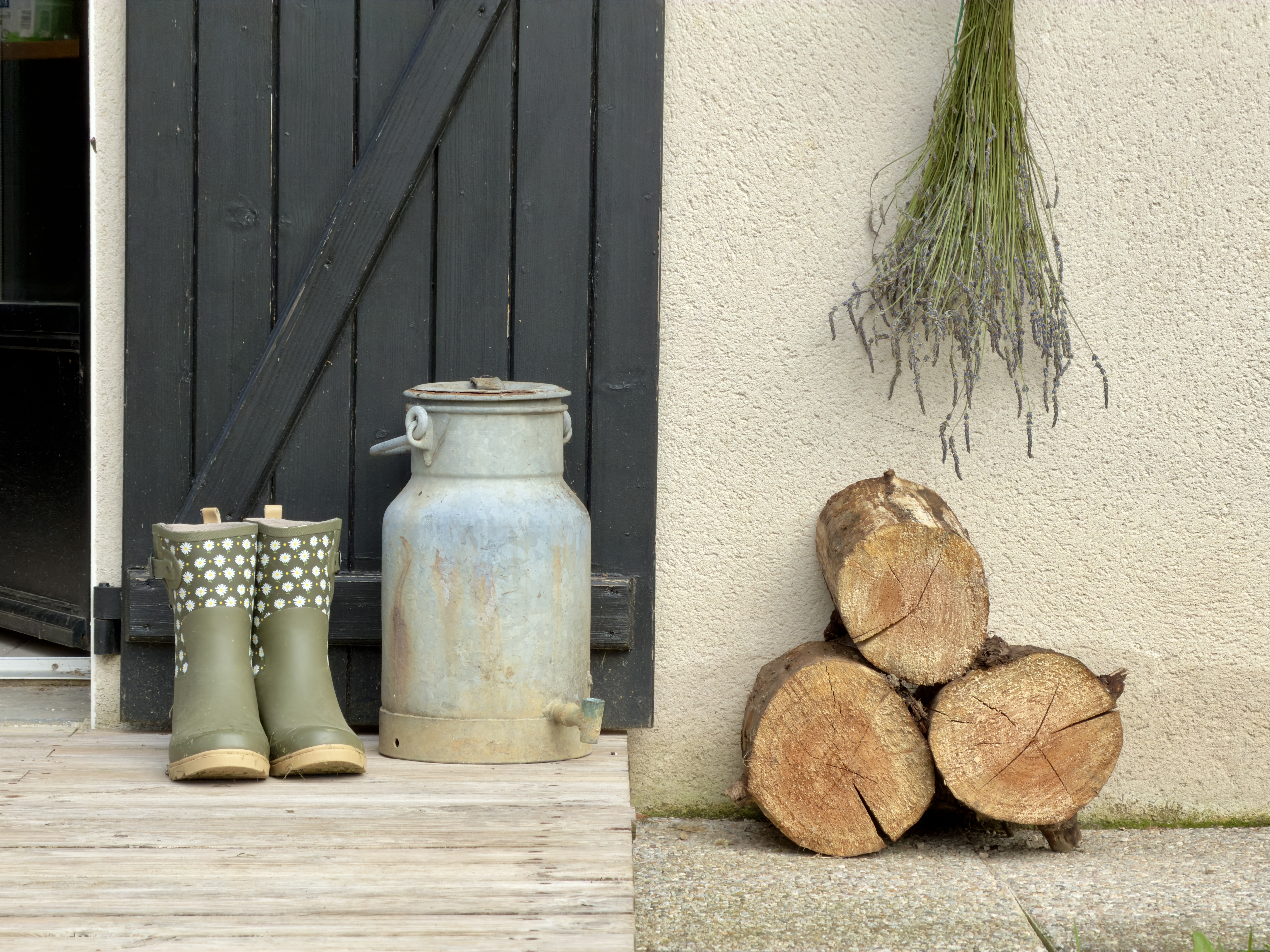 Decoratieve details met Frans luik, lavendel, melkblik, laarzen en houtstronken